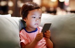 Nghệ sĩ Xuân Bắc: Bố mẹ không nên "nhờ" điện thoại trông con