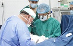 Cho ly thủy tinh vào máy dập trà sữa, bé 6 tuổi bị đứt lìa 4 ngón tay
