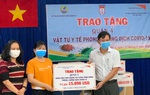 World Vision Việt Nam tặng gói hỗ trợ chống dịch Covid-19 cho quận 4, TPHCM 