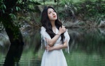 Phùng Khánh Linh ngâm suối để quay MV “Chỉ buồn hôm nay”