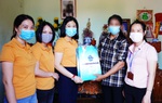 Thăm, tặng quà phụ nữ di cư hồi hương có hoàn cảnh đặc biệt khó khăn ở Hải Dương