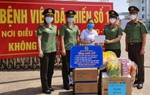 Hội Phụ nữ Bộ Công an trao tặng nhiều nhu yếu phẩm và đồ phòng hộ cho vùng dịch Covid-19