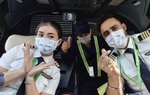 Nữ phi công hướng dẫn làm đẹp da khi đeo khẩu trang