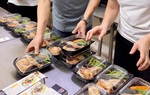 Các đầu bếp Hà Nội gửi suất ăn yêu thương đến y, bác sĩ tuyến đầu chống dịch
