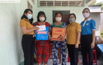 Tặng quà động viên phụ nữ lấy chồng nước ngoài trở về có hoàn cảnh đặc biệt khó khăn