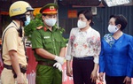 Hội LHPN TPHCM thăm lực lượng làm nhiệm vụ tại chốt kiểm soát dịch ở quận Gò Vấp
