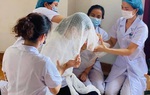 Nữ điều dưỡng chịu tang bố trong khu cách ly
