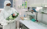 Em bé sinh ra trong khu điều trị Covid-19 nặng