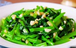Trước khi xào rau muống, thêm bước ngâm với nước này đảm bảo rau xanh mướt