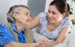 Chăm mẹ bị bệnh dễ lây hay chăm con dâu mới sinh cháu?