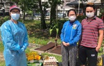Nữ y sĩ vượt trăm cây số trao quà hỗ trợ người Việt ở Malaysia phòng chống dịch