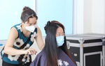 Nhân viên y tế được cắt tóc miễn phí ngay tại bệnh viện