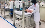 Bé 31 tháng tuổi cùng phụ huynh đi mua đồ ăn, bị tai nạn giao thông tiên lượng rất nặng