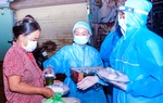 3 Hoa hậu phát hàng trăm suất cơm cho người nghèo trong đêm