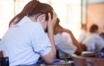 Trẻ suy sụp vì không còn là “ngôi sao” trong lớp