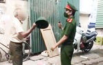 Bị nhắc nhở vì không đeo khẩu trang, cụ ông cầm mũ cối đập vào mặt công an