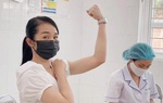 Cô giáo hotgirl đi tiêm vaccine ngừa Covid-19 suýt bị "đuổi về" vì giống học sinh