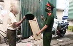 Cụ ông cầm mũ cối đập vào mặt công an bị xử phạt hành chính 2 triệu đồng