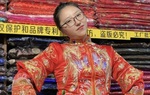 Cô gái tốt nghiệp đại học trở thành người mẫu chuyên thử trang phục cho người đã khuất