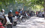 Xúc động những câu thơ về cha đợi con đi thi giữa nắng nóng