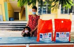 Tặng quà trẻ em trong khu cách ly ở Quảng Ngãi