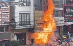 Cửa hàng gas bốc cháy dữ dội, nhiều tiếng nổ lớn như bom