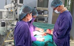 Thấy vợ sa dây rốn ra ngoài âm đạo, chồng vội đưa đi đẻ bằng xe máy