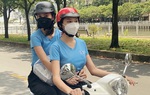 Tiểu Vy, Ngọc Thảo chạy xe máy giao cơm cho các chiến sĩ tuyến đầu chống dịch