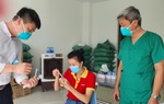 Thứ trưởng Bộ Y tế hướng dẫn người dân TP Thủ Đức tự làm xét nghiệm Covid-19 