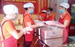 Gian bếp đỏ lửa và những món quà từ tâm trong mùa dịch Covid-19