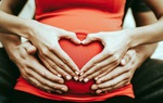 Bố và mẹ cùng thay đổi khi phát hiện ra "em bé của tuần trăng mật"
