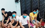 Bị công an phát hiện hát chui, chủ quán karaoke đưa khách trốn vào phòng ngủ 