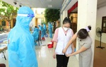 "Nhân bản" áo giảm nhiệt gửi tặng tuyến đầu chống dịch