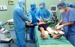 Bé trai 13 tuổi bị bạn phóng thanh sắt đâm đâm thủng phổi
