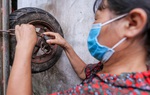 “Phu xe” chợ Long Biên phải nộp phí khi giãn cách xã hội, chính quyền địa phương nói gì?