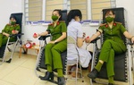 Vừa xong ca trực chốt, 3 nữ cán bộ công an lập tức đến hiến máu giúp bệnh nhân nghèo