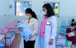 Chủ tịch HĐND TPHCM Nguyễn Thị Lệ thăm, tặng quà trẻ sơ sinh có mẹ là F0
