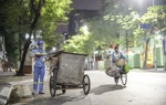 Khi phố đêm vắng vẻ, trên đường vẫn có những lao công