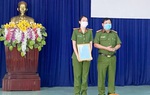 Nữ Thượng úy công an thị xã Đức Phổ tự tay làm những suất cơm hỗ trợ cho đồng đội tại các chốt 