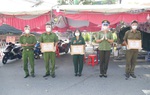 Bình Dương: Khen thưởng nữ cán bộ hưu trí đỡ đẻ thành công tại chốt kiểm soát dịch