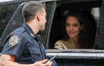 Angelina Jolie bị cảnh sát hỏi thăm, gương mặt trong cửa kính ô tô gây sốt