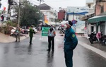 Phụ xe chở bạn gái đi chơi, cả 2 cùng nhiễm Covid-19