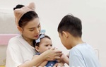 Ca sĩ Thu Thủy bất ngờ khi con trai lớn chăm em siêu khéo