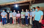 Giọt nước mắt của người phụ nữ khi nhận những tấm lòng thơm thảo