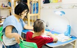 Mẹ quay như chong chóng nỗ lực hỗ trợ con học trực tuyến 