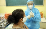 Người dân TPHCM nhắn tin đến tổng đài 8066 để được tiêm vaccine mũi 1