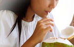 Lưu ý khi uống nước dừa sau tiêm vaccine phòng Covid-19