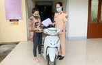 Cô gái vui mừng nhận lại chiếc xe máy sau 3 năm bị mất cắp