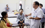 Cháu bỏng giác mạc do ông bất cẩn chọc điếu thuốc lá đang cháy vào mắt 