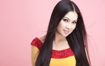 Ca sĩ Hà Phương tiếp tục tặng nhu yếu phẩm cho người dân khó khăn